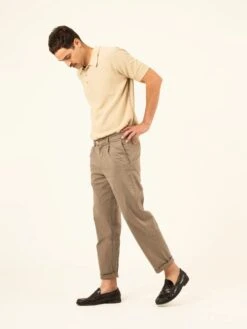 CELENTANO TAUPE GREY -Capitan Denim pantalones de hombre gris oscuro chinos relaxed comodo sostenible hecho en espana