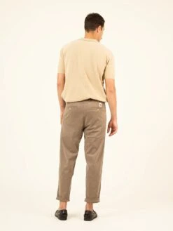 CELENTANO TAUPE GREY -Capitan Denim pantalones de hombre oscuros chinos relaxed comodo sostenible hecho en espana