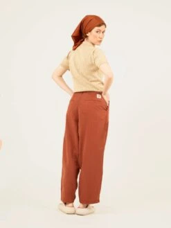 PANTALÓN DE VERANO DE MUJER NARA TERRACOTA -Capitan Denim pantalones de verano boyfriend de mujer marrones sostenibles comodos hechos en espana