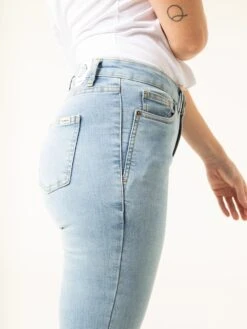 PANTALONES PITILLOS DE MUJER DENVER DAWN BLUE -Capitan Denim pantalones pitillos azules claros de mujer hechos en espana comodos