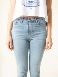 PANTALONES PITILLOS DE MUJER DENVER DAWN BLUE -Capitan Denim pantalones pitillos azules claros de mujer hechos en espana comodos sostenibles