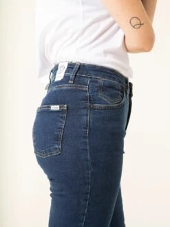 PANTALONES RECTOS DE MUJER MANITOBA ORIGINAL BLUE -Capitan Denim pantalones rectos azules oscuros de mujer comodos de tiro alto hechos en espana sostenibles