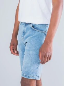 PANTALÓN CORTO VAQUERO DE HOMBRE JAY LIGHT BLUE -Capitan Denim pantalones vaqueros claros cortos de hombre sostenibles