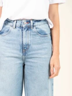 PANTALÓN VAQUERO DE MUJER CULOTTE SIMONE BRIGHT BLUE TENCEL™ Lyocell Fibers 13 PANTALÓN VAQUERO DE MUJER CULOTTE SIMONE BRIGHT BLUE TENCEL™ Lyocell Fibers -Capitan Denim pantalones vaqueros jeans de mujer culotte hechos en espana comodos sostenibles