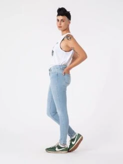 PANTALONES SKINNY DE MUJER HARDY LIGHT BLUE 11 PANTALONES SKINNY DE MUJER HARDY LIGHT BLUE -Capitan Denim pantalones vaqueros pitllo de tiro bajo hechos en espana sostenibles basicos atemporales