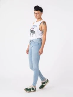 PANTALONES SKINNY DE MUJER HARDY LIGHT BLUE 13 PANTALONES SKINNY DE MUJER HARDY LIGHT BLUE -Capitan Denim pantalones vaqueros pitllo de tiro bajo hechos en espana sostenibles comodos atemporales