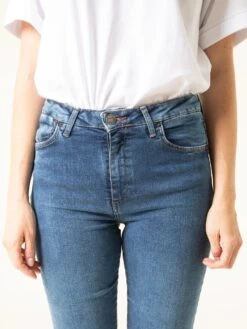 PANTALONES RECTOS DE MUJER MANITOBA MID BLUE -Capitan Denim pantalones vaqueros rectos azules de mujer comodos de tiro alto hechos en espana sostenibles