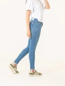 PANTALONES SKINNY DE MUJER HARDY MID BLUE -Capitan Denim pantalones vaqueros skinny azules de mujer comodos hechos en espana sostenibles