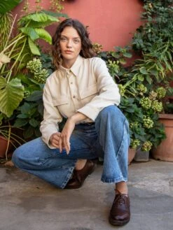 CAMISA DE MUJER DE TENCEL™ Lyocell Fibers BILLIE ECRU 9 CAMISA DE MUJER DE TENCEL™ Lyocell Fibers BILLIE ECRU -Capitan Denim sobrecamisa mujer beige de manga larga de tencel comoda hecha en espana de entretiempo