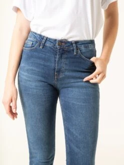 PANTALONES PITILLOS DE MUJER DENVER BLUE BLAST -Capitan Denim vaqueros pitillos oscuros de mujer comodos hechos en espana sostenibles