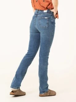 PANTALONES RECTOS DE MUJER MANITOBA MID BLUE -Capitan Denim vaqueros rectos azules de mujer comodos de tiro alto hechos en espana sostenibles